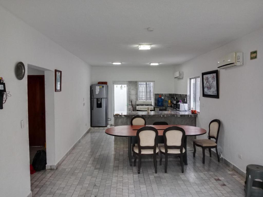 Una cocina con una mesa y sillas en una habitación. en Hostal Dream gunther, en Cancún