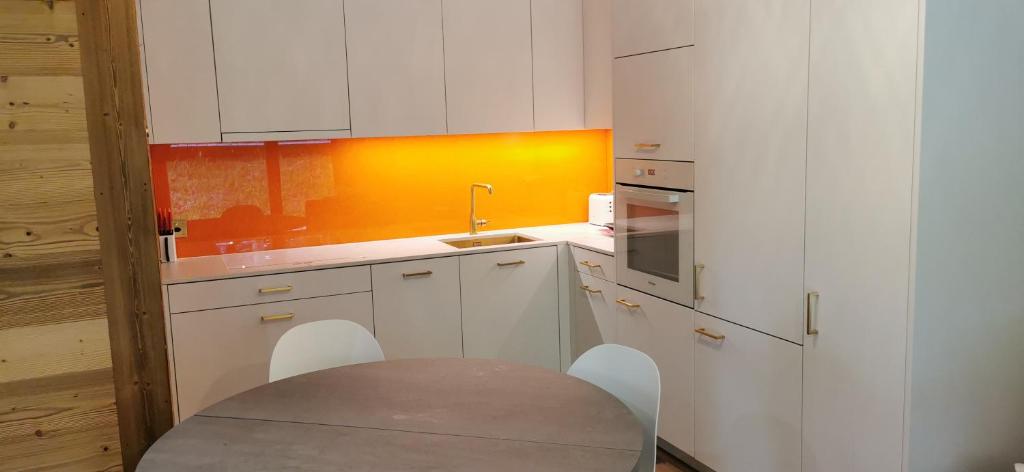 Kuchyň nebo kuchyňský kout v ubytování appartement avec jardin dans luxueux chalet