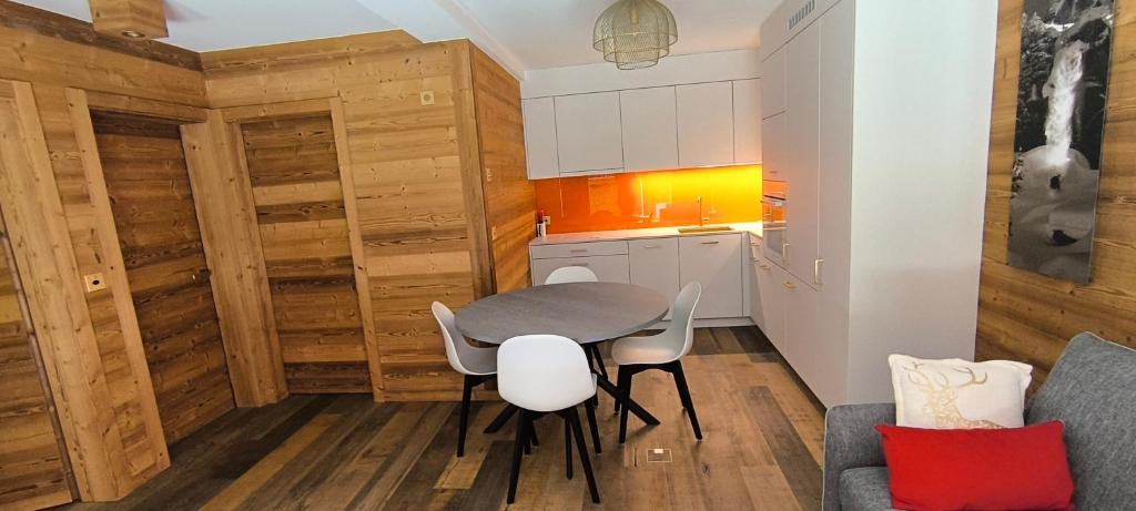 Posezení v ubytování appartement avec jardin dans luxueux chalet