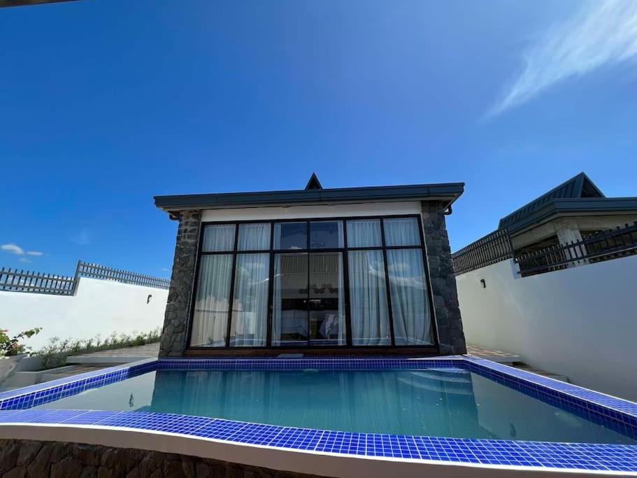 Πισίνα στο ή κοντά στο peaceful bamboo farm villa