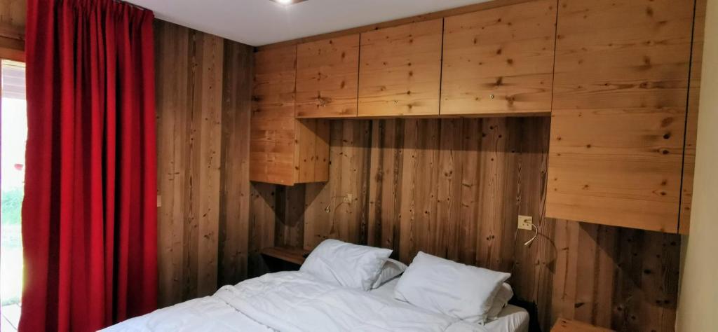 Postel nebo postele na pokoji v ubytování appartement avec jardin dans luxueux chalet