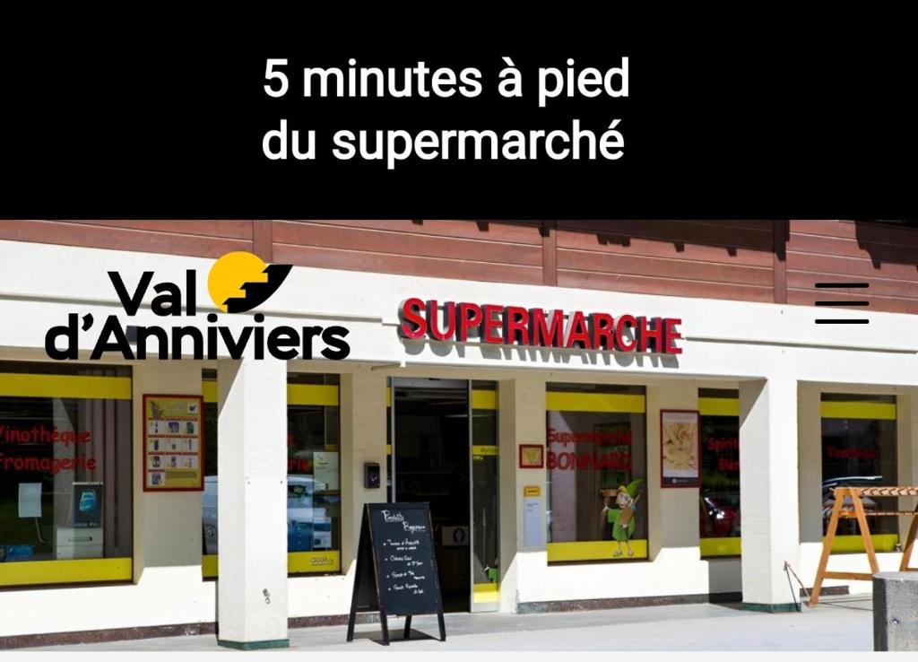 Supermarket nebo jiné obchody v  apartmánu nebo okolí