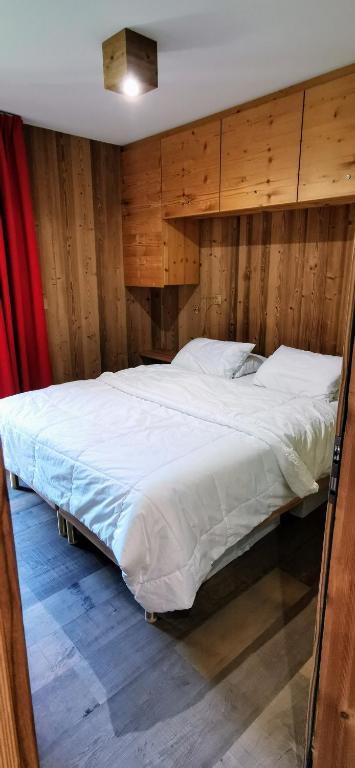 Postel nebo postele na pokoji v ubytování appartement avec jardin dans luxueux chalet