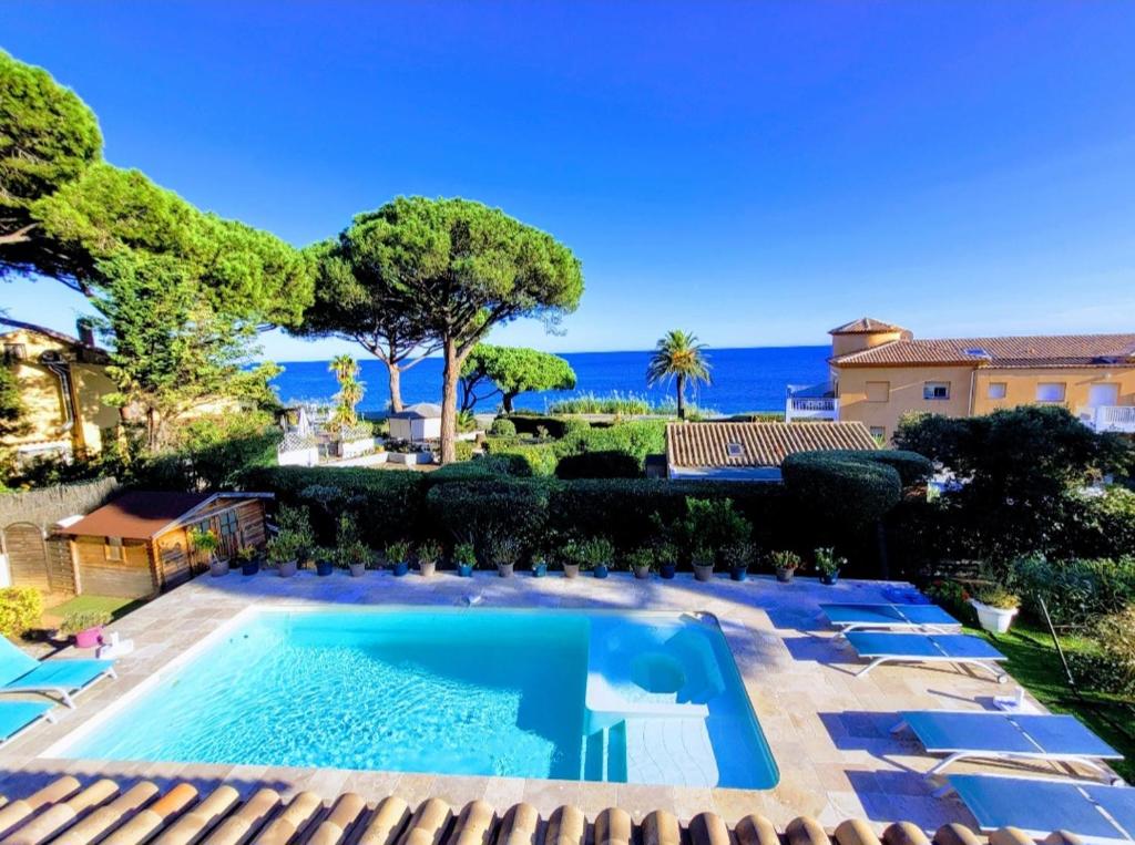 Bazén v ubytování Villa Esmeralda Adults Only nebo v jeho okolí