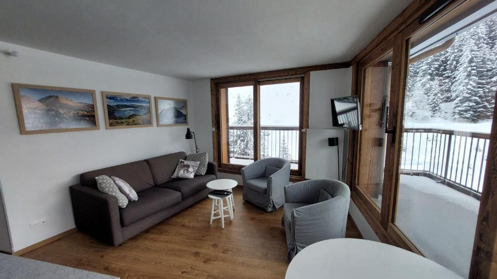 un salon avec un canapé, des chaises et une fenêtre dans l'établissement Croix-Des-Verdon Full renovated - Ski in and out - Courchevel 1650 with covered parking, à Courchevel