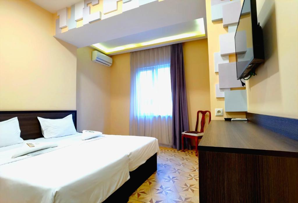 TV a/nebo společenská místnost v ubytování Riverside Hotel