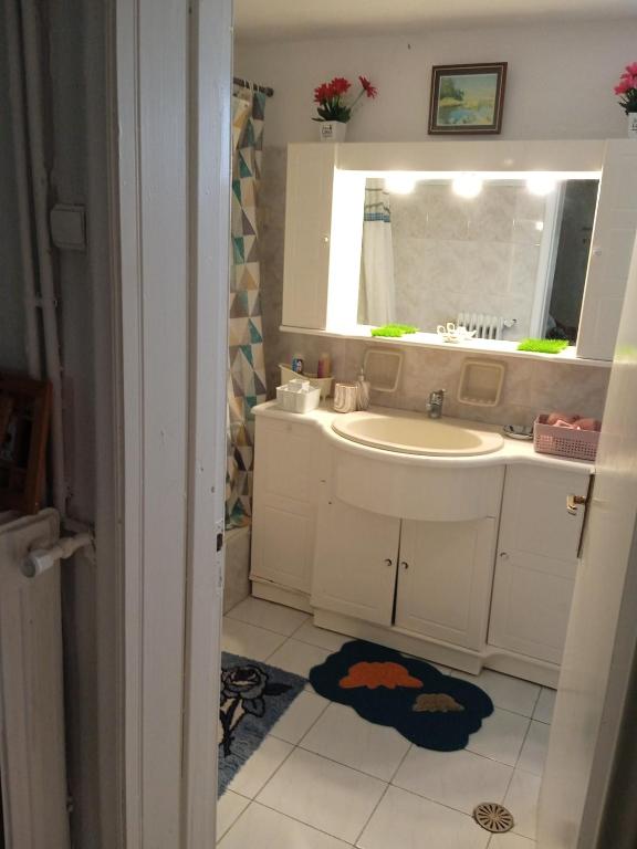 A bathroom at Villa Angela, Traditional Villa in the village