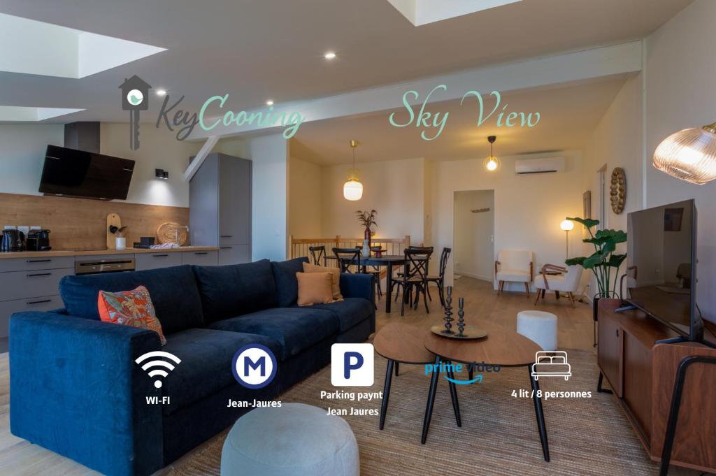 un salon avec un canapé bleu et une cuisine dans l'établissement Sky View, à Toulouse