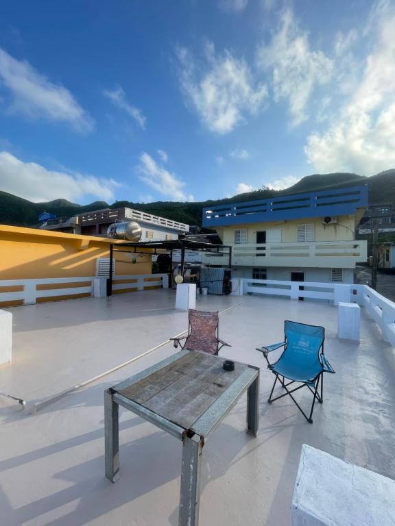 Nespecifikovaný výhled na hory nebo výhled na hory při pohledu z hostelu