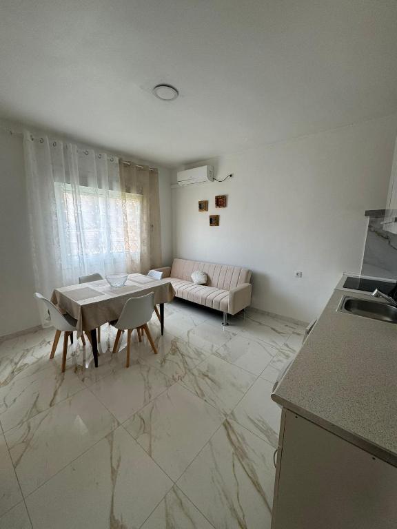 Una cocina y una sala de estar con una mesa y un sofá. en Padre Mariana, en Alicante