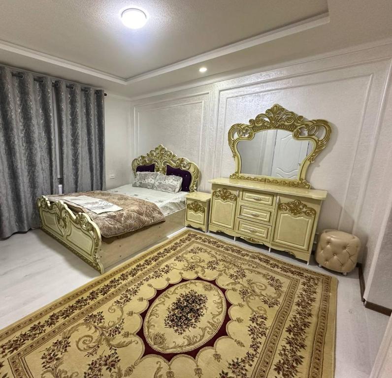 1 dormitorio con cama, espejo y alfombra en Apartment Registan, en Samarkand