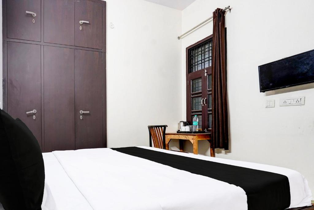 TV a/nebo společenská místnost v ubytování Hotel O Shubham Guest House