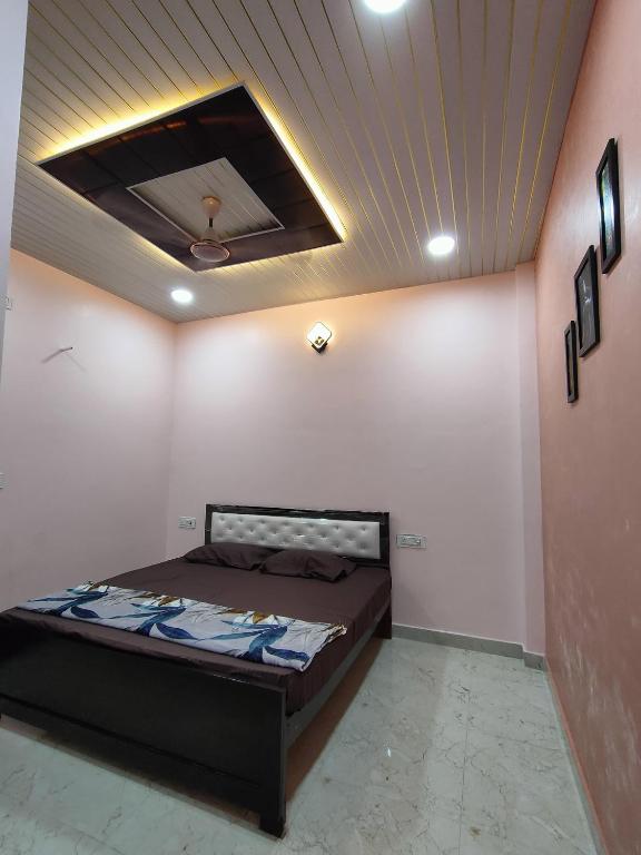 Postel nebo postele na pokoji v ubytování Shri Mahaveer Residency