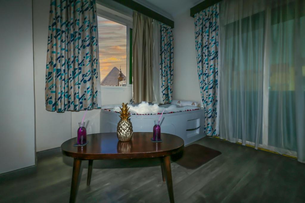 Postel nebo postele na pokoji v ubytování Pyramid Edge Hotel & Exclusive Pyramids View Rooftop
