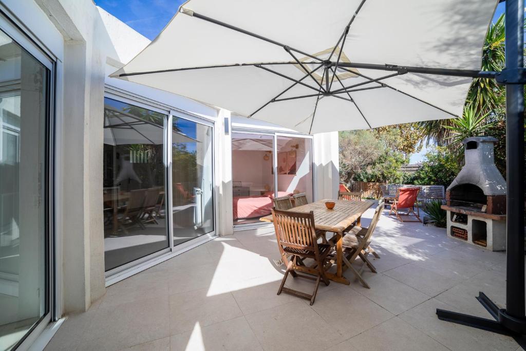 Patio alebo iná vonkajšia časť ubytovania VILLA BORD DE MER 6 COUCHAGES AVEC JARDIN ET GARAGE