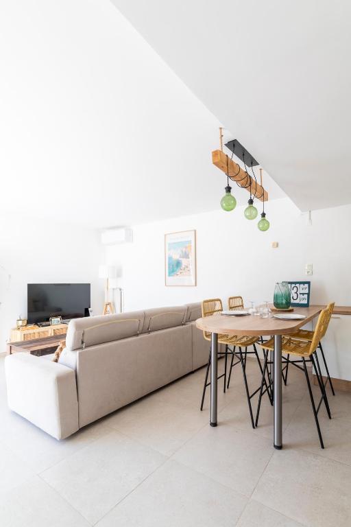 Televízia a/alebo spoločenská miestnosť v ubytovaní VILLA BORD DE MER 6 COUCHAGES AVEC JARDIN ET GARAGE