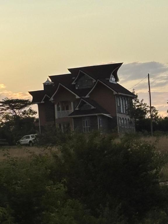 ein großes Haus auf einem Feld in der Unterkunft Comfortable house in Solai in Nakuru