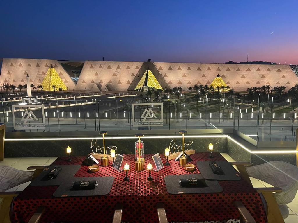 vista su un ristorante con tavolo di fronte a un edificio di Royal Great Pyramid INN a Il Cairo