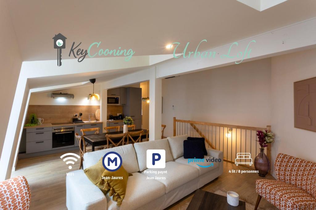 un salon avec un canapé et une cuisine dans l'établissement Urban Loft, à Toulouse