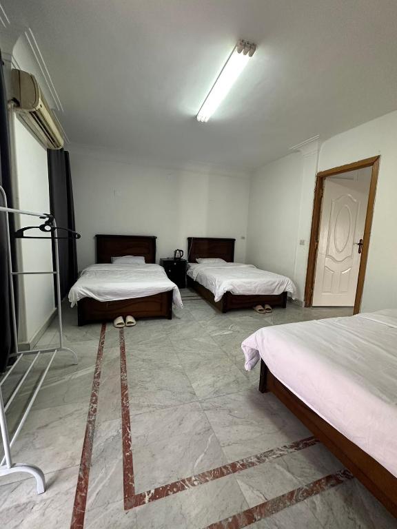 Postel nebo postele na pokoji v ubytování QinFu HOTEL