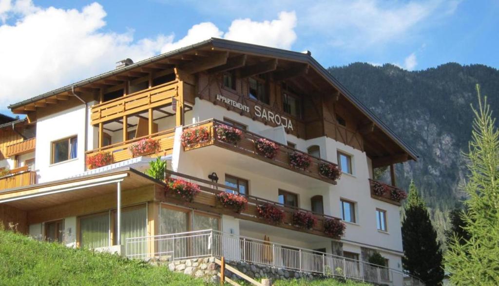 un grand bâtiment au sommet d'une colline dans l'établissement Saroja Plus, à Brand