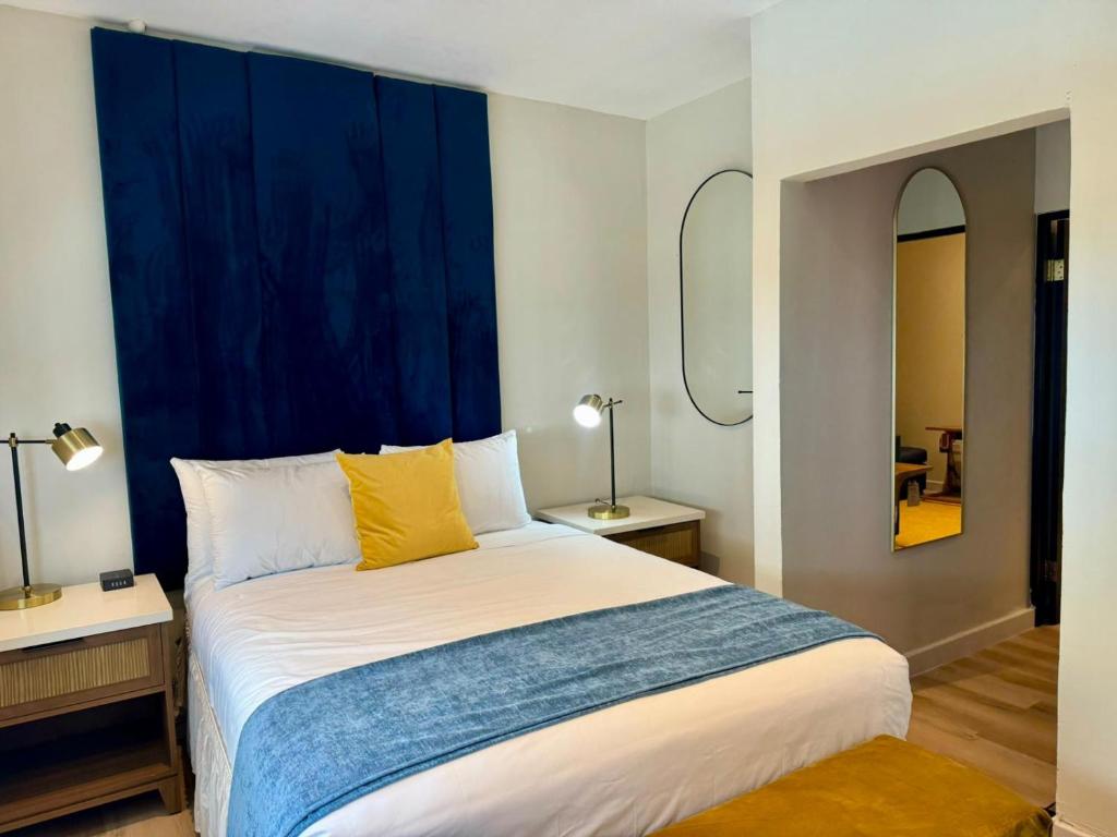 Postel nebo postele na pokoji v ubytování Metro Art Hotel