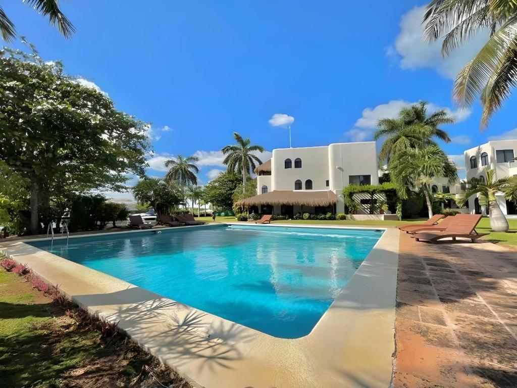 ein Swimmingpool vor einer Villa in der Unterkunft Private Villa By Andani in Cancún