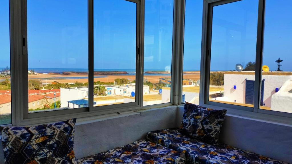 沃利迪耶113 Duplex vue sur Mer的窗户前设有沙发的房间