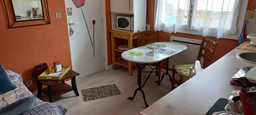 Televízia a/alebo spoločenská miestnosť v ubytovaní JMC12