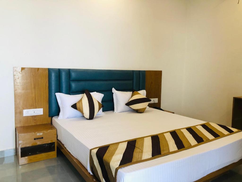 Postel nebo postele na pokoji v ubytování Kesariya Bagh Resort Pushkar