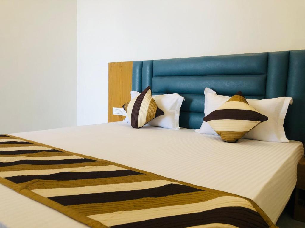 Postel nebo postele na pokoji v ubytování Kesariya Bagh Resort Pushkar