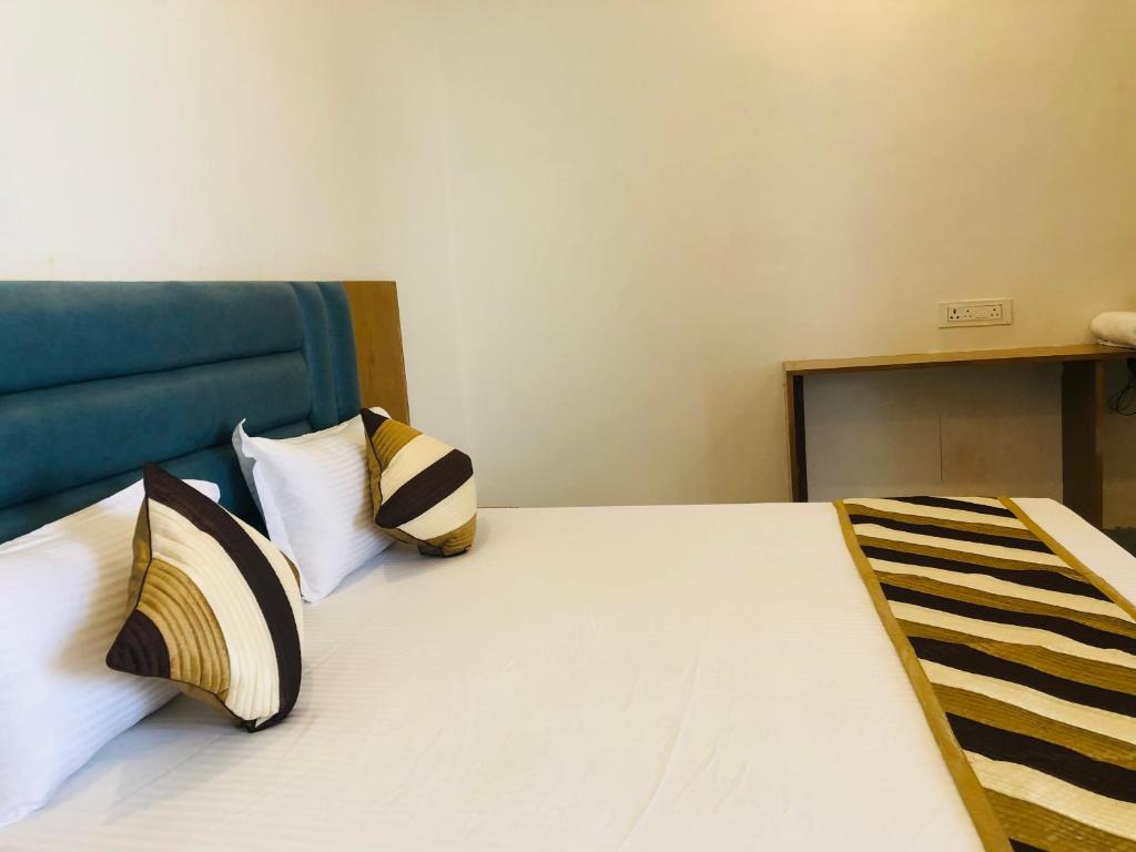 Postel nebo postele na pokoji v ubytování Kesariya Bagh Resort Pushkar