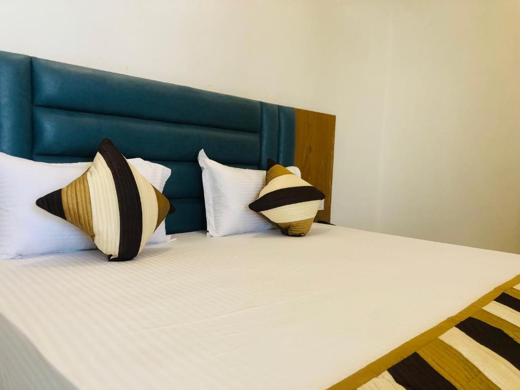 Postel nebo postele na pokoji v ubytování Kesariya Bagh Resort Pushkar