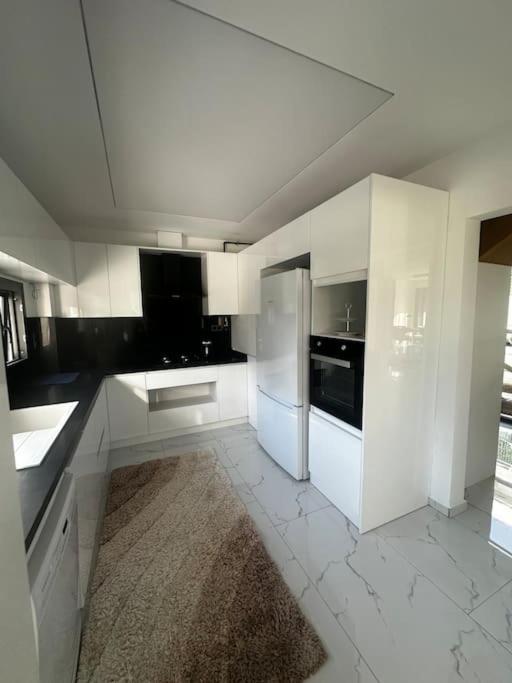Kuchyň nebo kuchyňský kout v ubytování Private Pool Villa for Daily Rent in Kusadasi