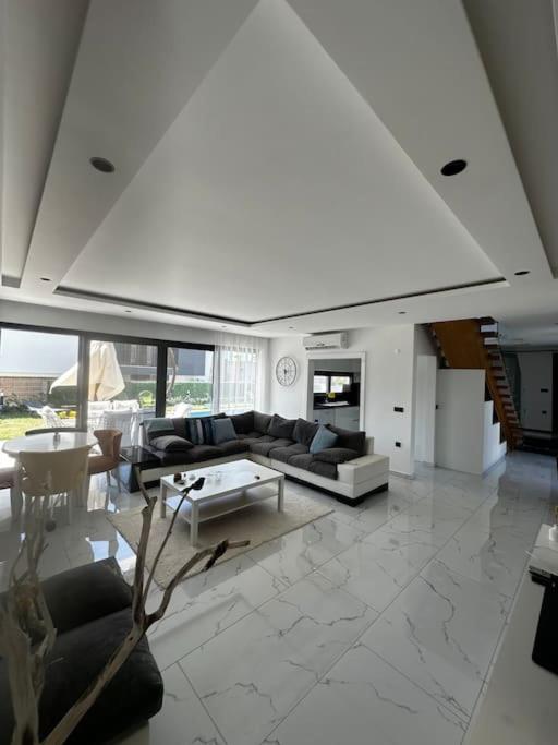 Posezení v ubytování Private Pool Villa for Daily Rent in Kusadasi