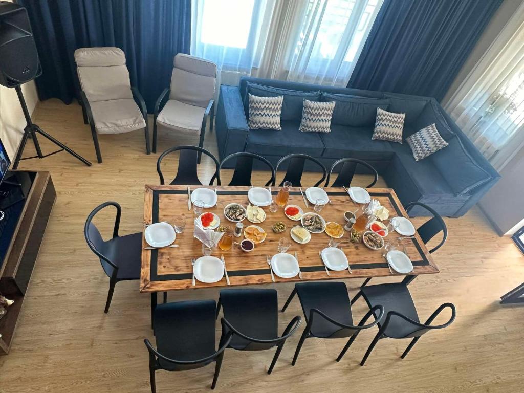 una mesa y sillas con platos y platos. en River Side Villa, en Dushetʼi