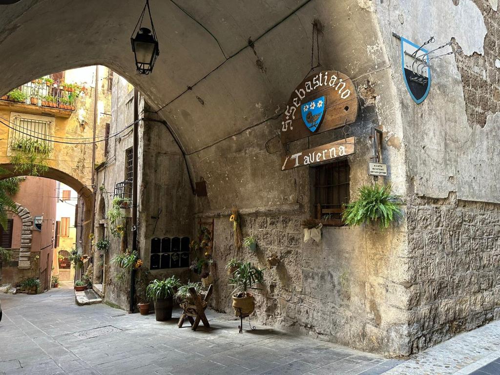 un ingresso a un edificio con un cartello sopra di La Civetta - Casa vacanze Orte a Orte