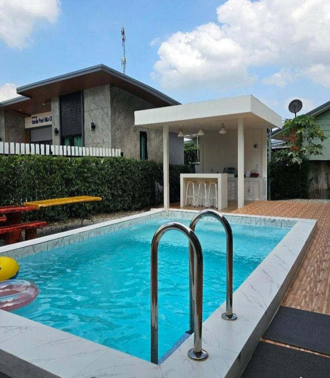 Bazén v ubytování Vamin Poolvilla Chiangkhan Loei วามินทร์พูลวิลล่า เชียงคาน เลย - วามินทร์ รีสอร์ท nebo v jeho okolí