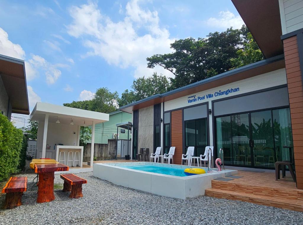 Bazén v ubytování Vamin Poolvilla Chiangkhan Loei วามินทร์พูลวิลล่า เชียงคาน เลย - วามินทร์ รีสอร์ท nebo v jeho okolí