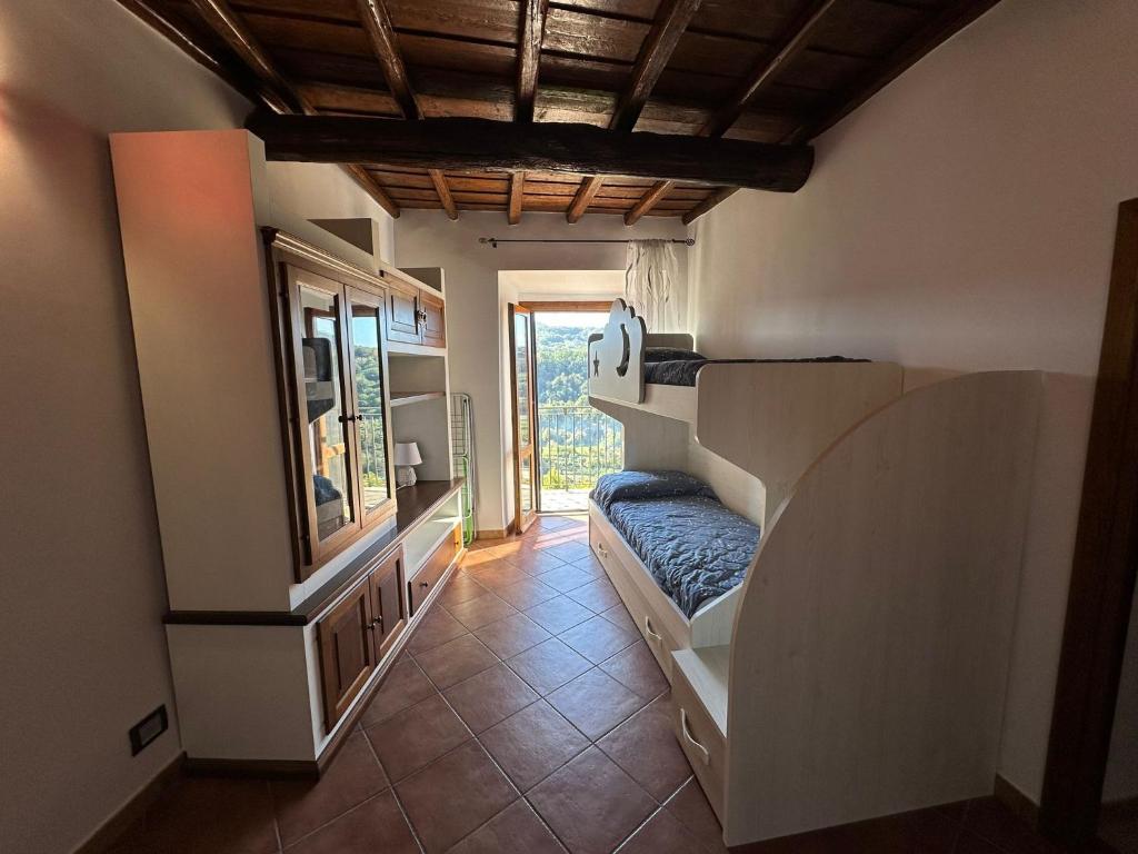una camera con un letto e uno specchio a parete di La Civetta - Casa vacanze Orte a Orte