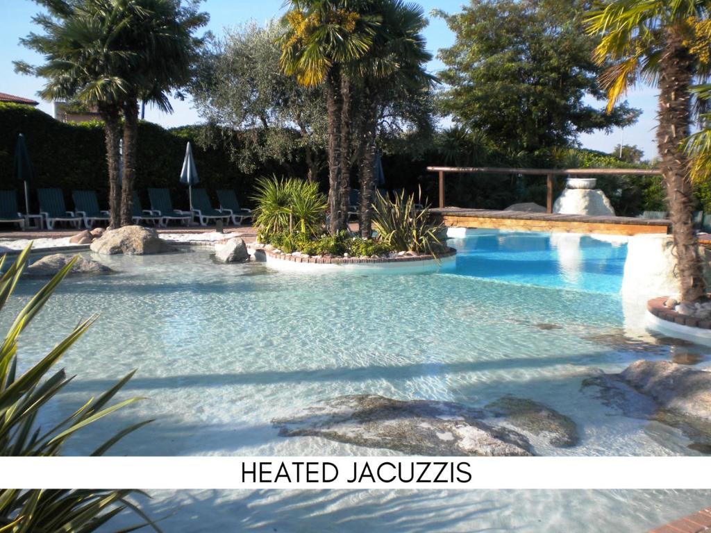 Bazén v ubytovaní Palazzo della Scala Spa Hotel Suites & Apartments alebo v jeho blízkosti