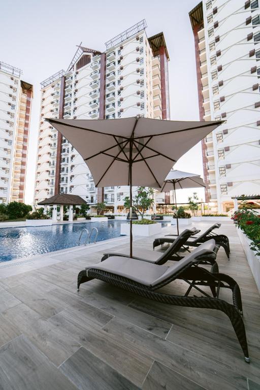 Bazén v ubytování Royal Oceancrest Mactan Condominium Unit 1418 nebo v jeho okolí