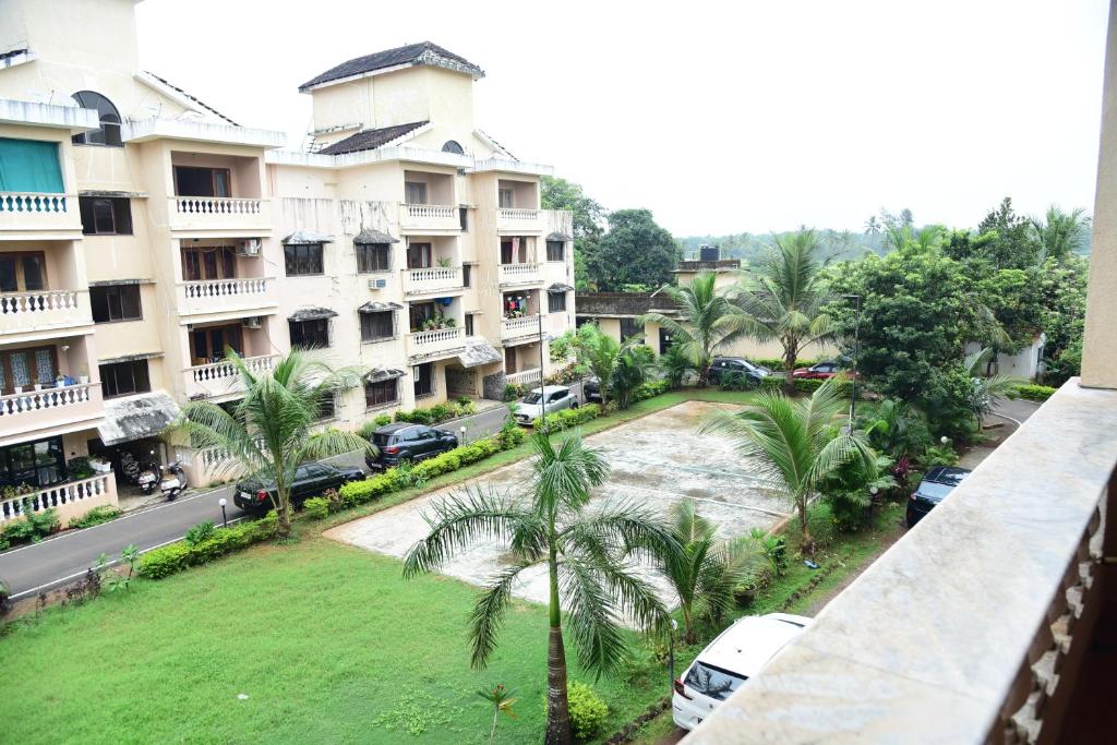 Aussicht vom Balkon eines Gebäudes in der Unterkunft Coconut Grove Holiday Apartment in Varca