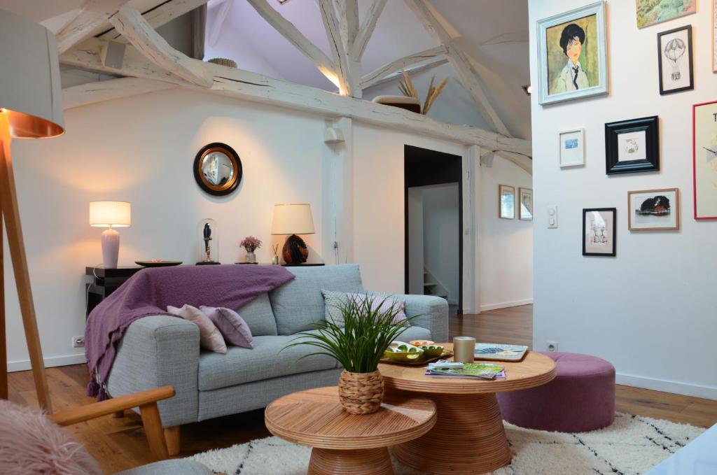 un salon avec un canapé et une table dans l'établissement Loft de 110m² dans le cœur historique d'Angers, à Angers