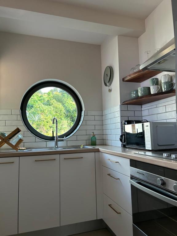 Köök või kööginurk majutusasutuses Cosy Vaikea Lodge, Pamatai road