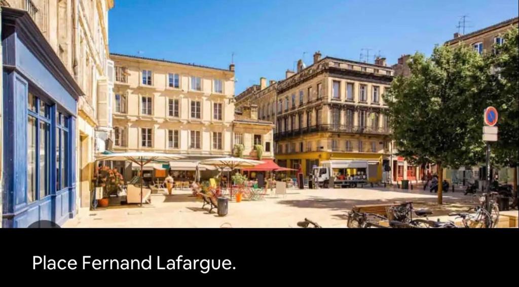une vue d'une rue de la ville avec des bâtiments dans l'établissement Appartement hyper centre historique, à Bordeaux
