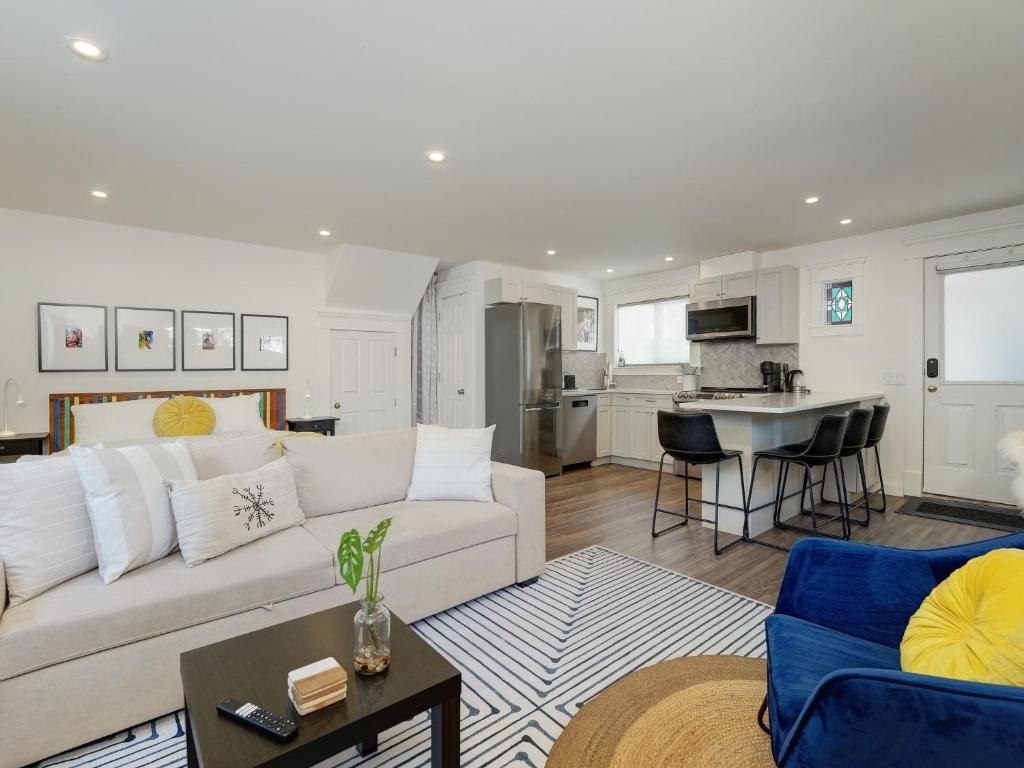 Køkken eller tekøkken på Fairfield Estate Coach House - 30-Day Stay, steps from Cook Street Village by Victoria Prime!