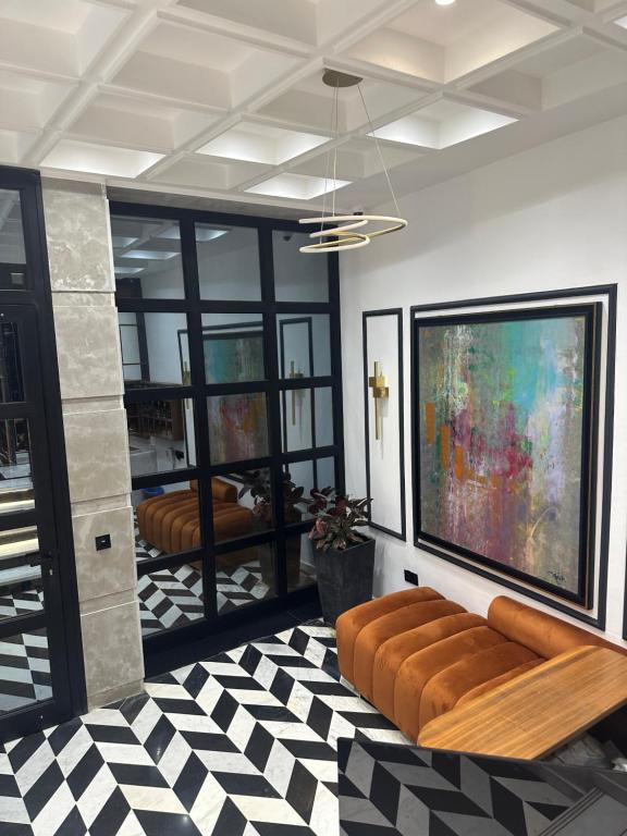 MaarifAmazing Casablanca Apartment的客厅位于 ⁇ 面上,配有沙发