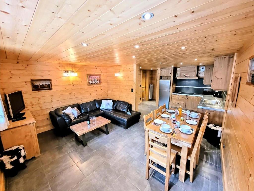 un grand salon avec un canapé et une table dans l'établissement Résidence Epilobe - T3+cabine au coeur du village et proche des pistes MAE-0971, aux Gets