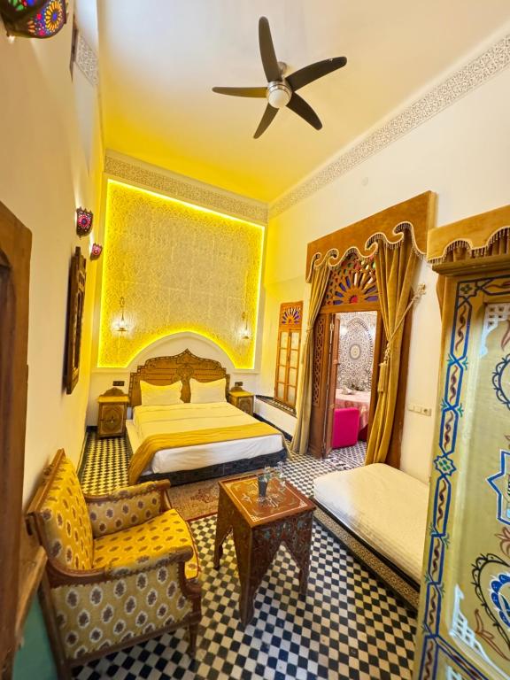 Postel nebo postele na pokoji v ubytování Riad Dar Bab Guissa